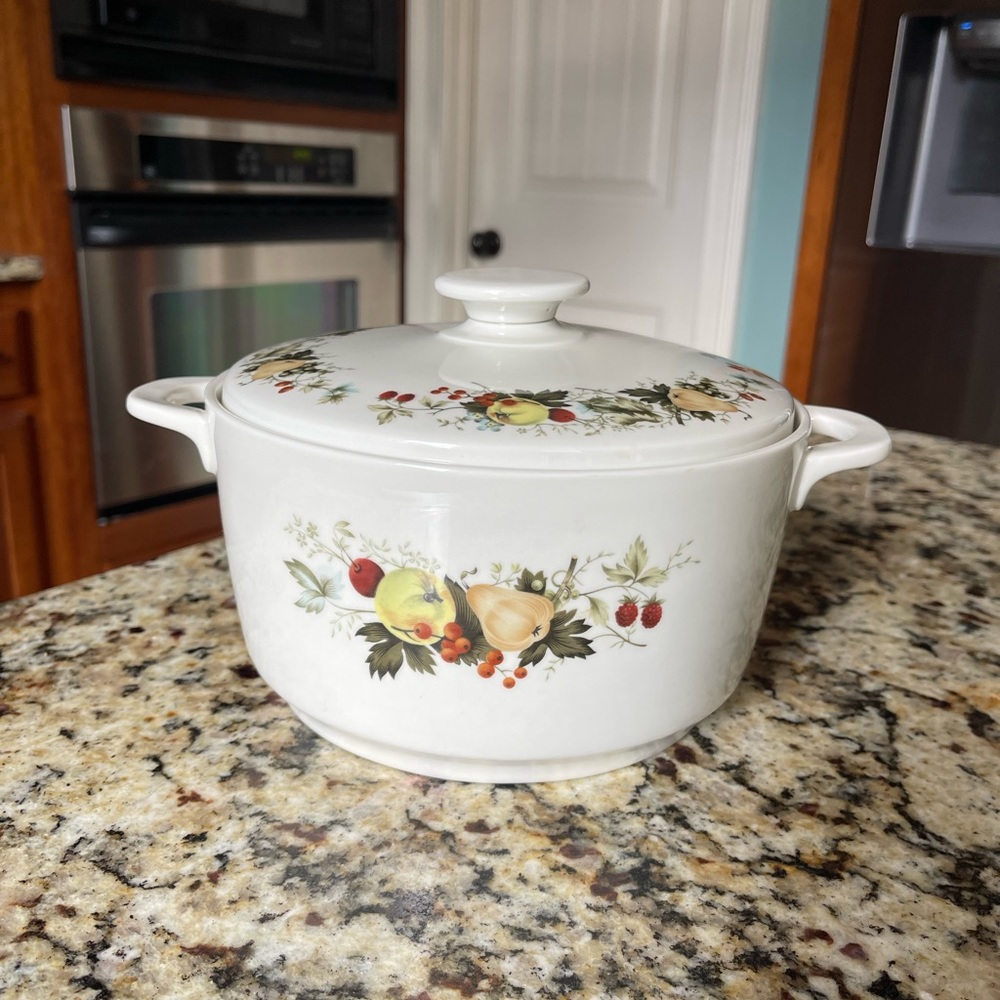 Miramont Royal Doulton fine oven china lidded casserole dish, 4 pints